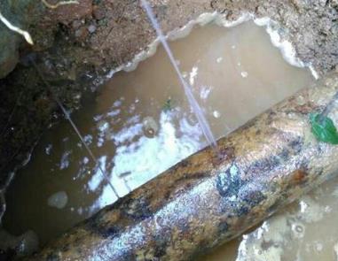 秦都楼顶渗水维修公司分享下地暖漏水的原因及检测方法。